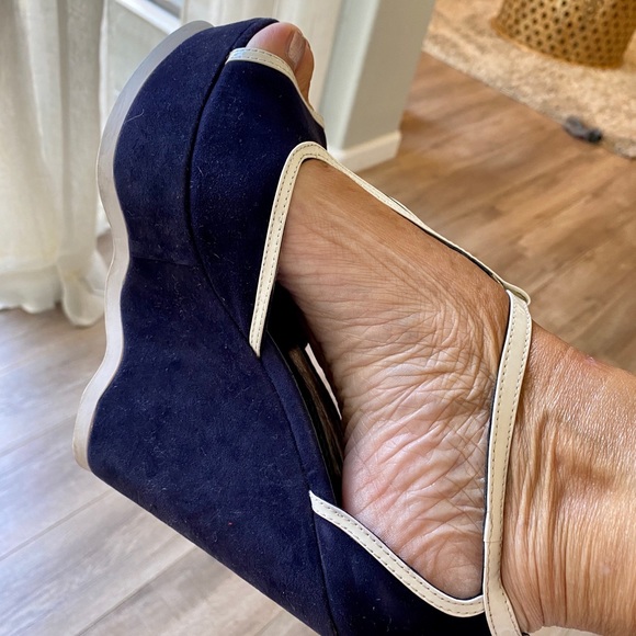 YVES SAINT LAURENT SZ 9.5 NAVY/ PEEP TOE WEDGES - Picture 9 of 14